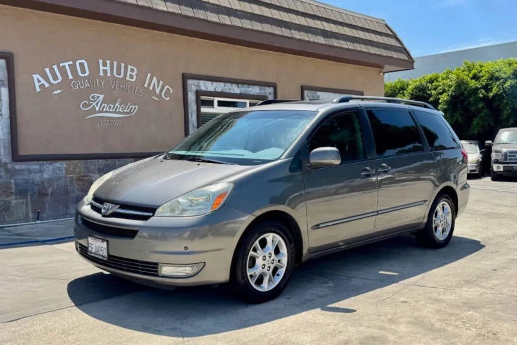 2004 Toyota Sienna XLE Limited photo 1