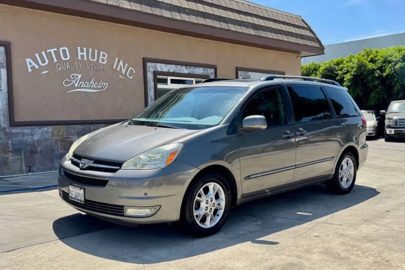 2004 Toyota Sienna XLE Limited photo 1