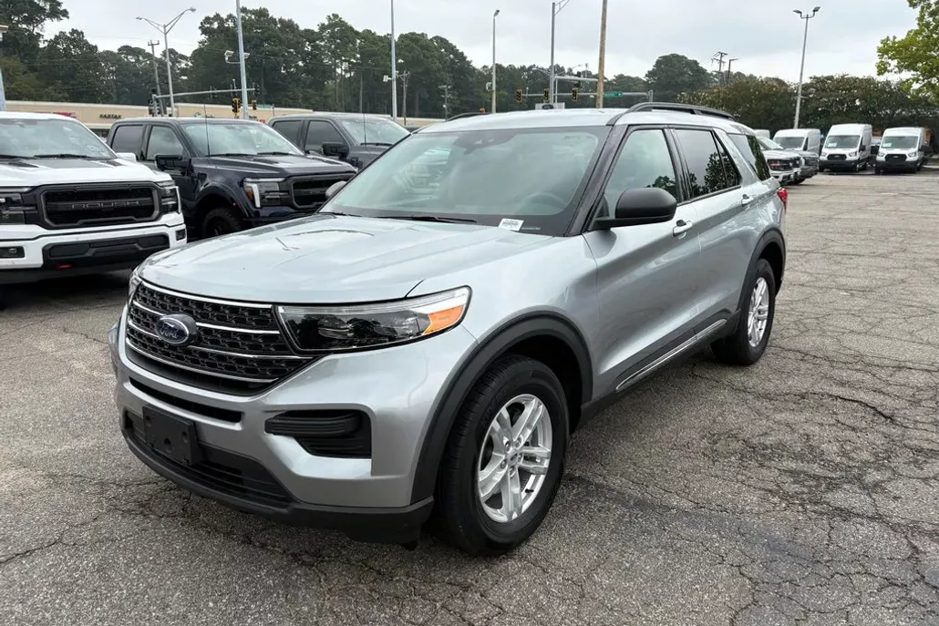 2023 Ford Explorer XLT photo 1