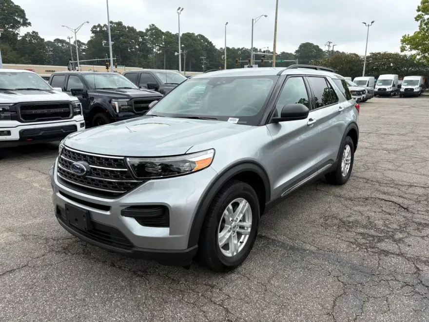 2023 Ford Explorer XLT photo 1