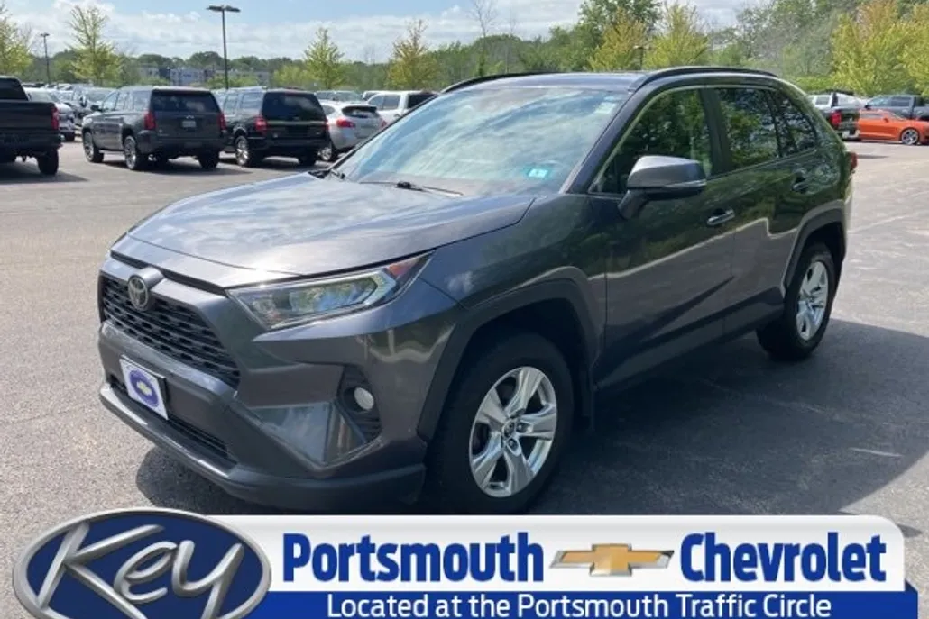 2020 Toyota RAV4 XLE photo 1