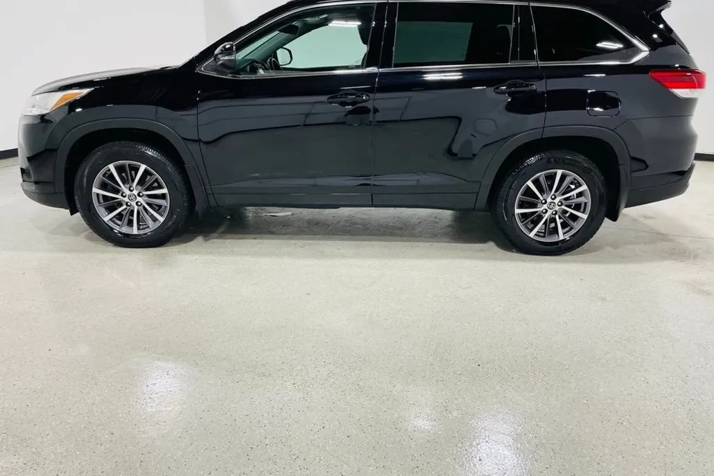2018 Toyota Highlander LE photo 1