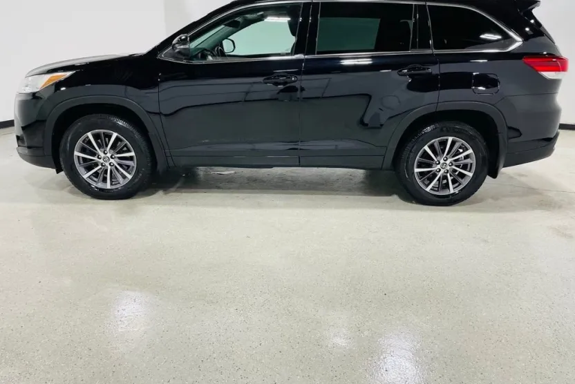 2018 Toyota Highlander LE photo 1