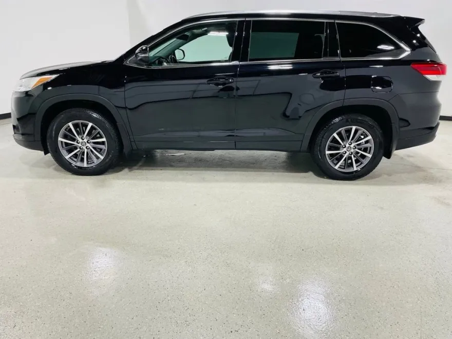 2018 Toyota Highlander LE photo 1