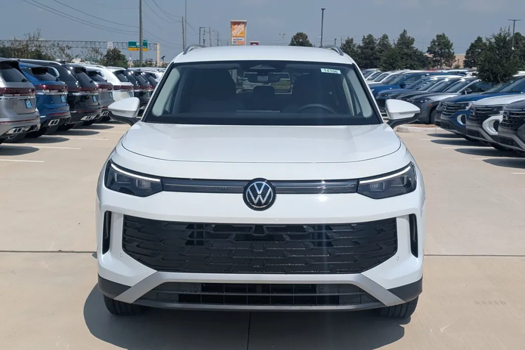 2025 Volkswagen Tiguan S photo 1