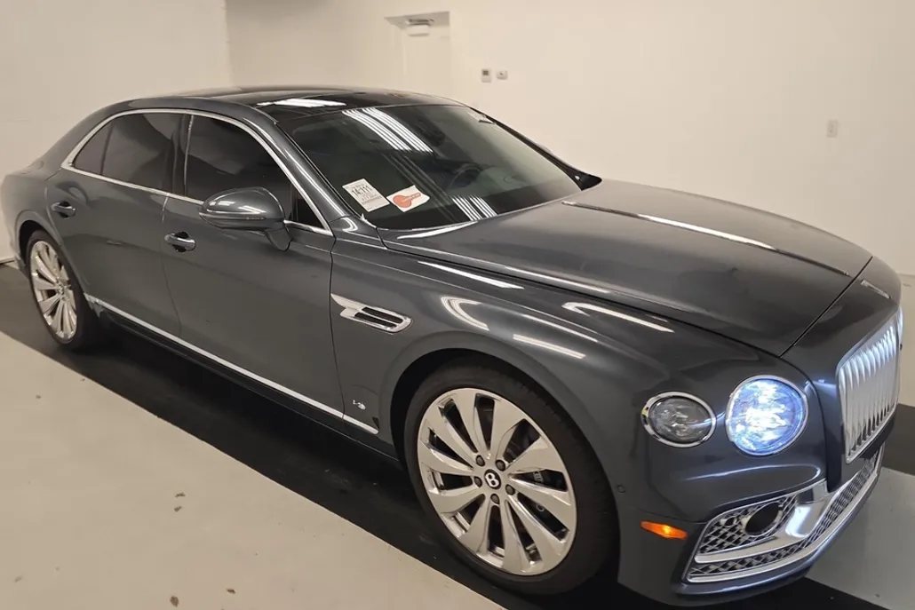 2022 Bentley Flying Spur V8 photo 1