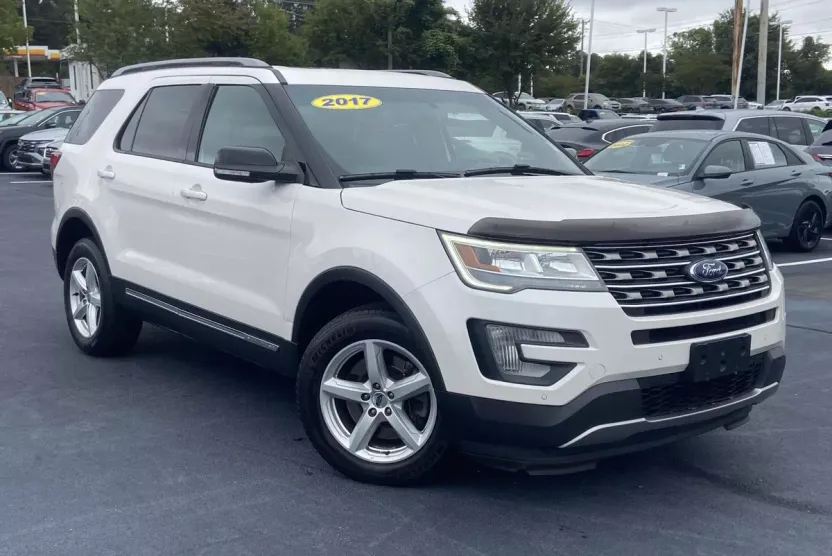 2017 Ford Explorer XLT photo 1