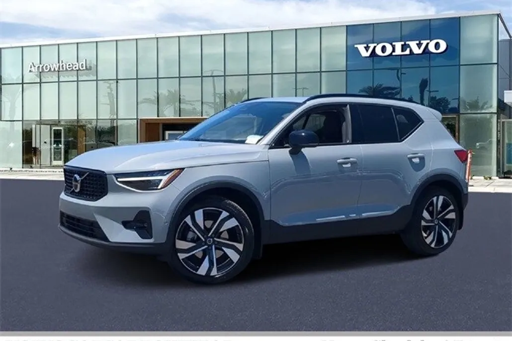 2025 Volvo XC40 Plus photo 1