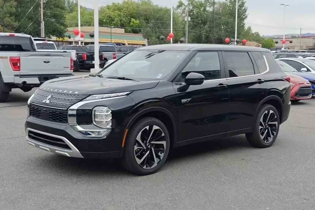 2025 Mitsubishi Outlander PHEV photo 1