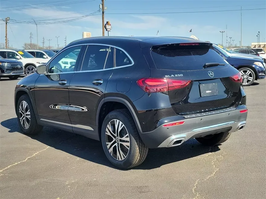 2025 Mercedes Benz GLA 250 photo 3