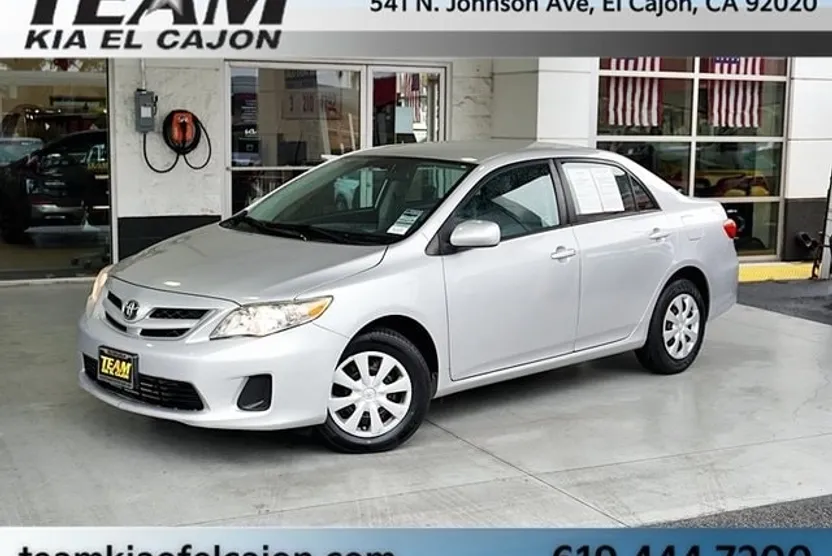 2011 Toyota Corolla LE photo 1