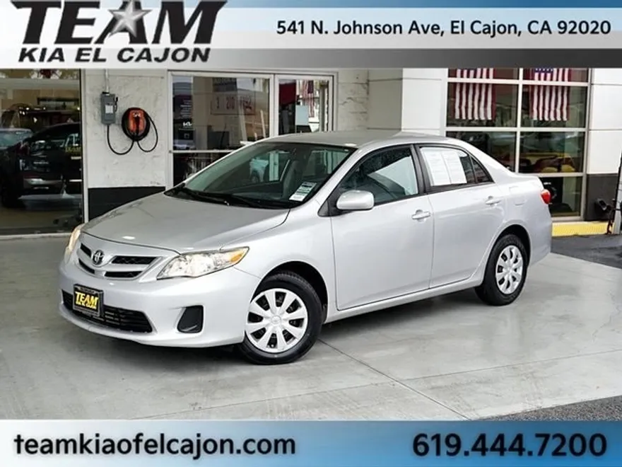 2011 Toyota Corolla LE photo 1