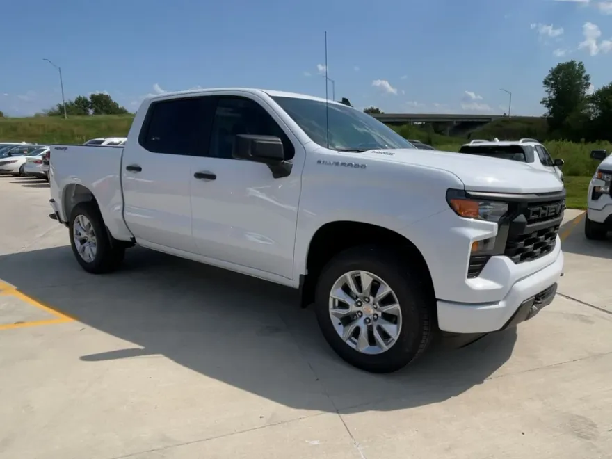 2025 Chevrolet Silverado 1500 Custom photo 1