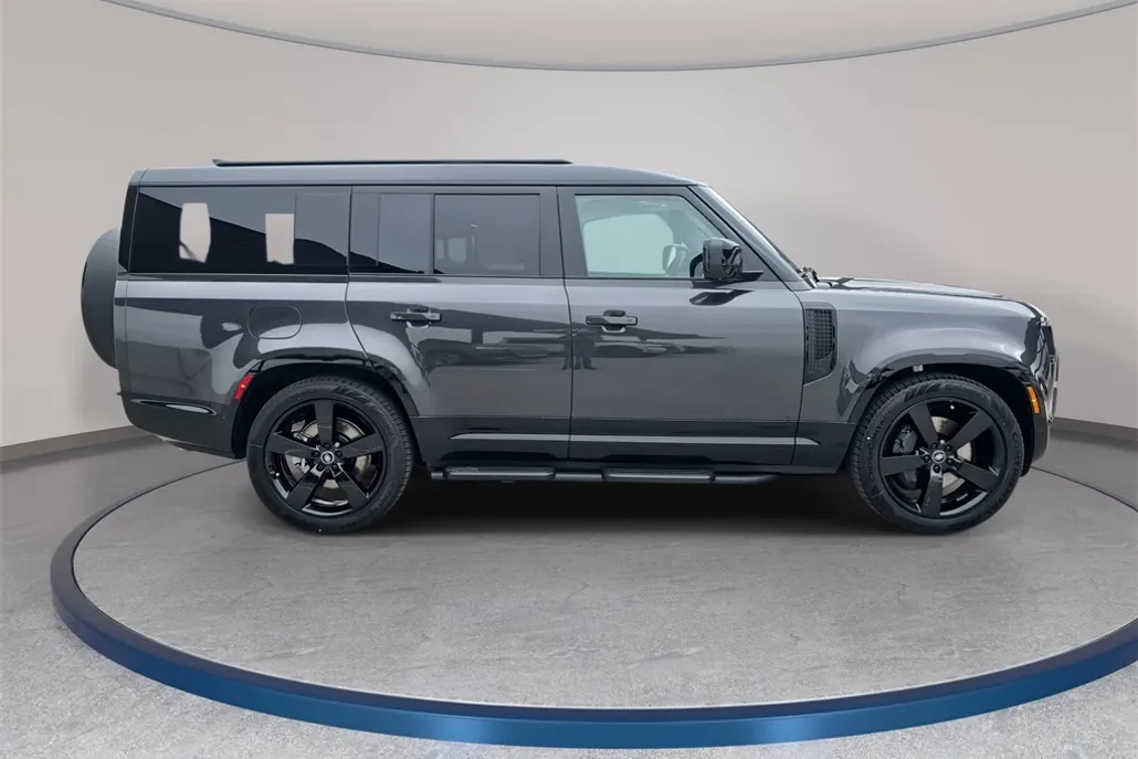 2025 Land Rover Defender 130 X-Dynamic SE photo 1