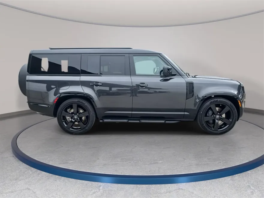 2025 Land Rover Defender 130 X-Dynamic SE photo 1
