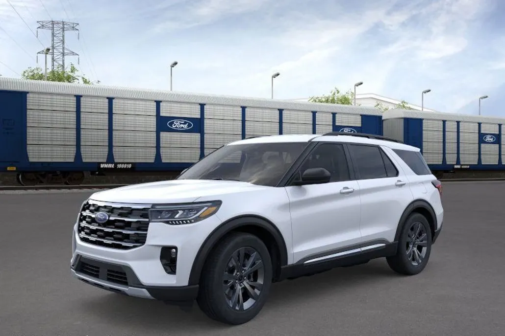 2025 Ford Explorer photo 1