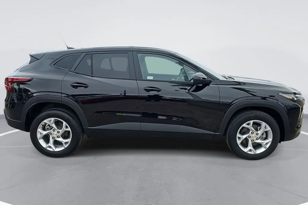2026 Chevrolet Trax LS photo 1