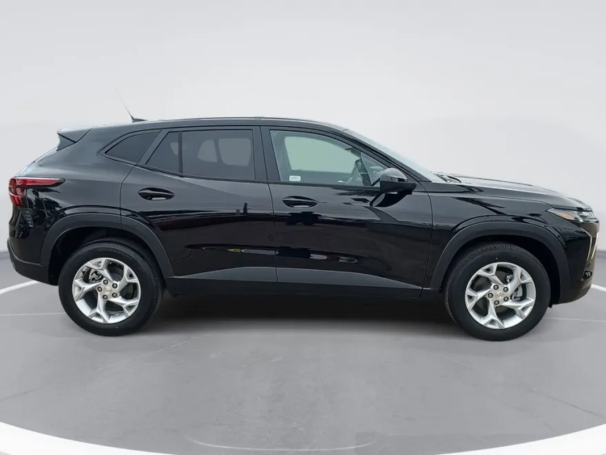 2026 Chevrolet Trax LS photo 1