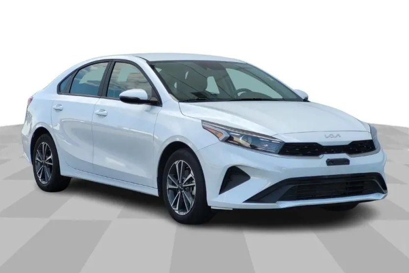 2023 Kia Forte LXS photo 1