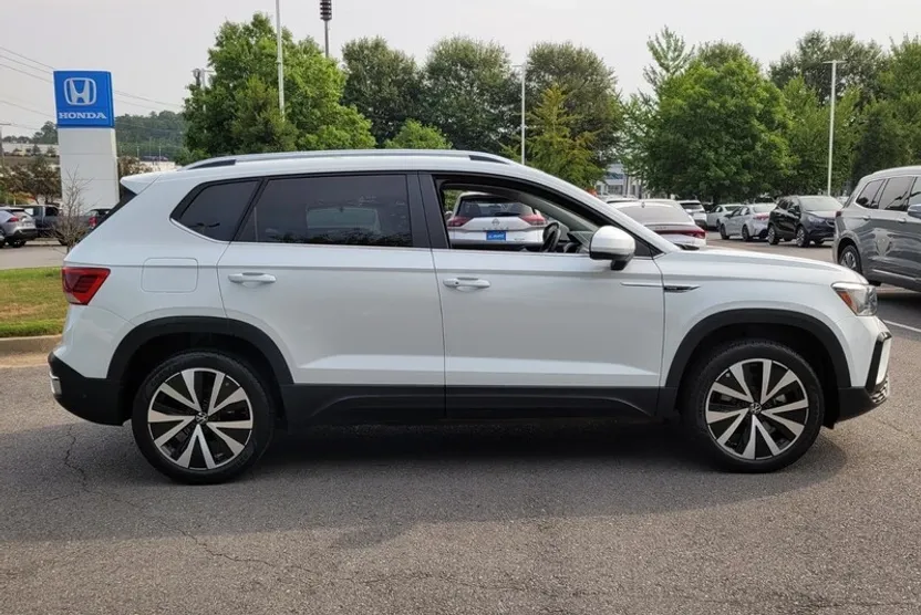 2023 Volkswagen Taos SE photo 1