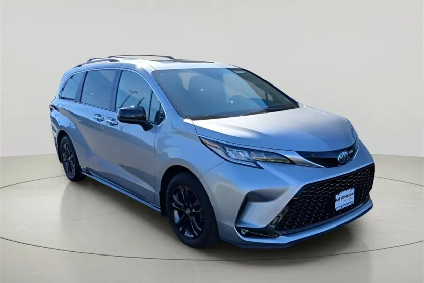 2024 Toyota Sienna XSE photo 1