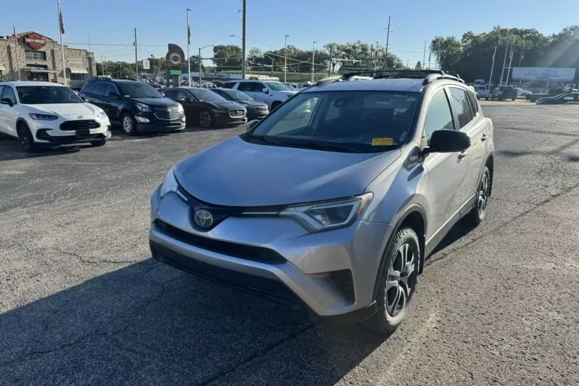 2018 Toyota RAV4 LE photo 1