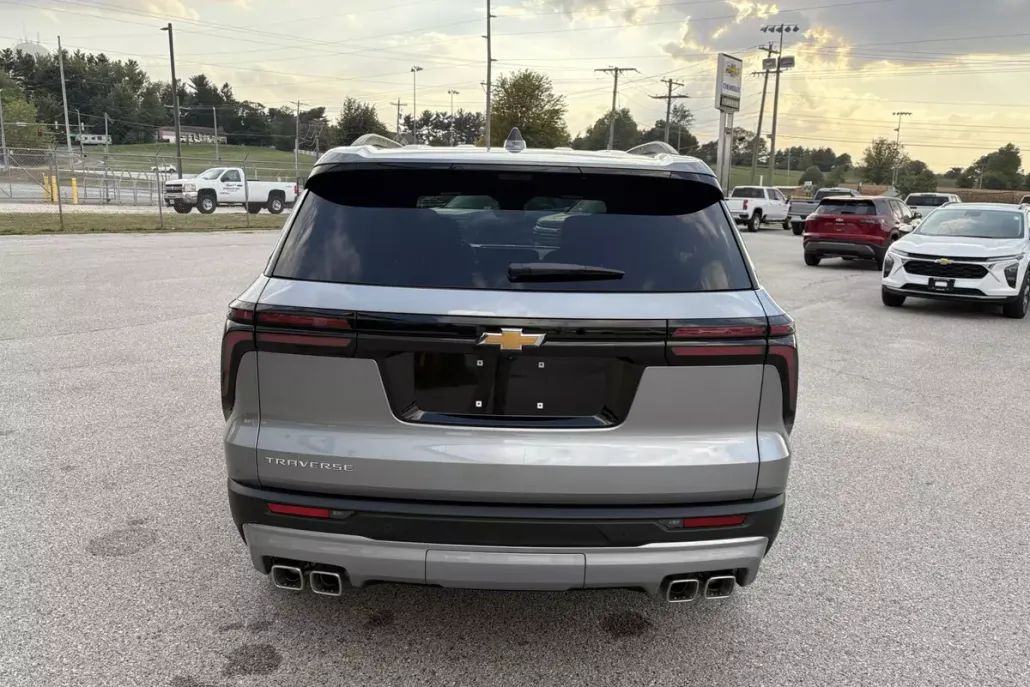 2026 Chevrolet Traverse 1LT photo 1