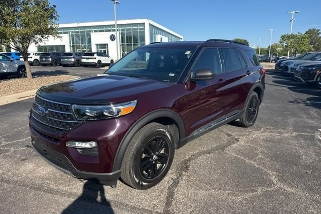 2023 Ford Explorer XLT photo 1