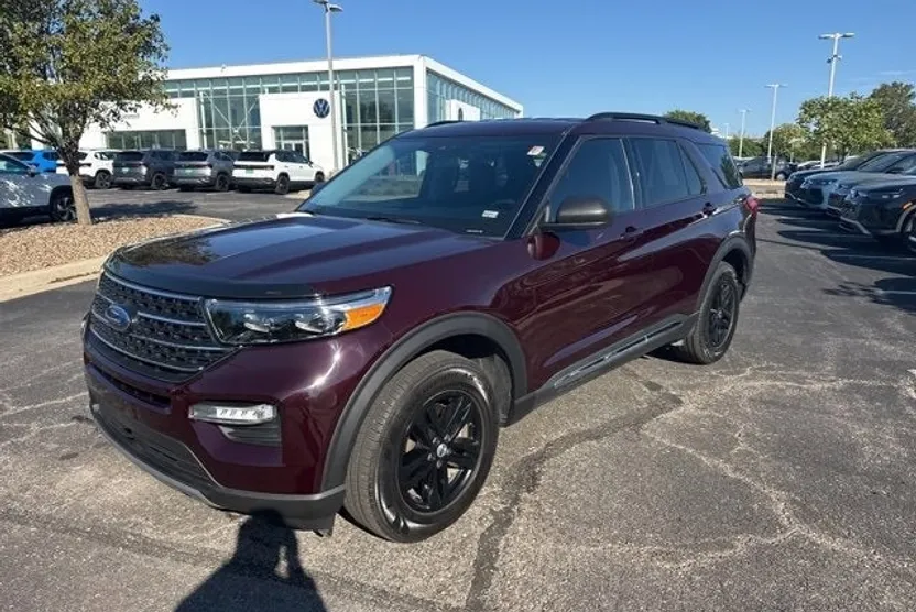 2023 Ford Explorer XLT photo 1