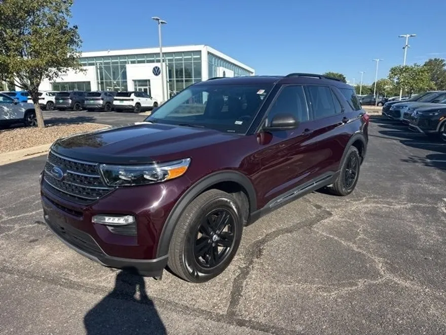 2023 Ford Explorer XLT photo 1