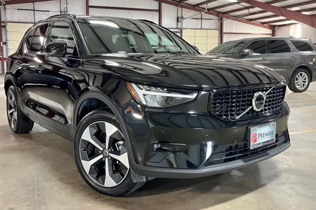 2025 Volvo XC40 Plus photo 1