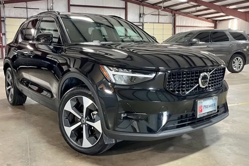 2025 Volvo XC40 Plus photo 1