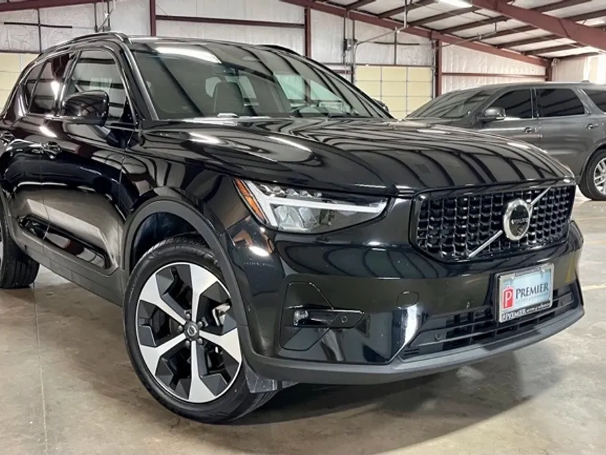 2025 Volvo XC40 Plus photo 1