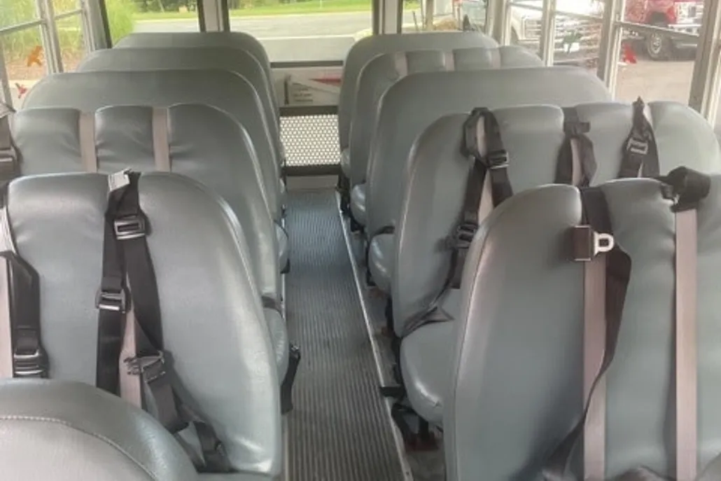 2005 Chevrolet Express Van Base Cutaway photo 1