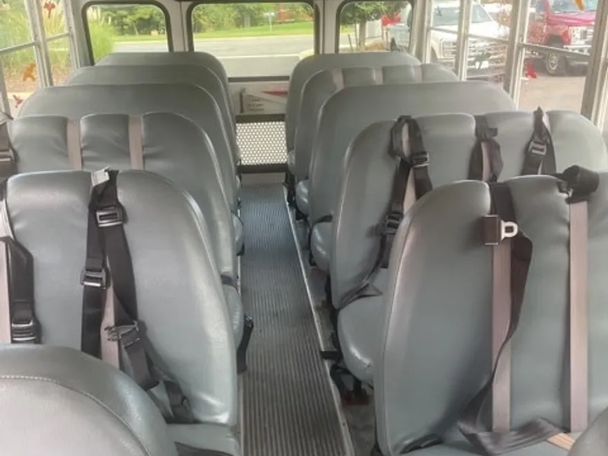 2005 Chevrolet Express Van Base Cutaway photo 1