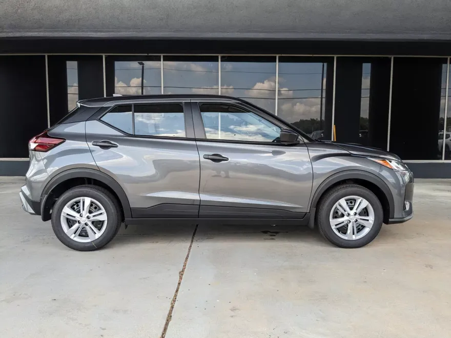 2025 Nissan Kicks Play S photo 1