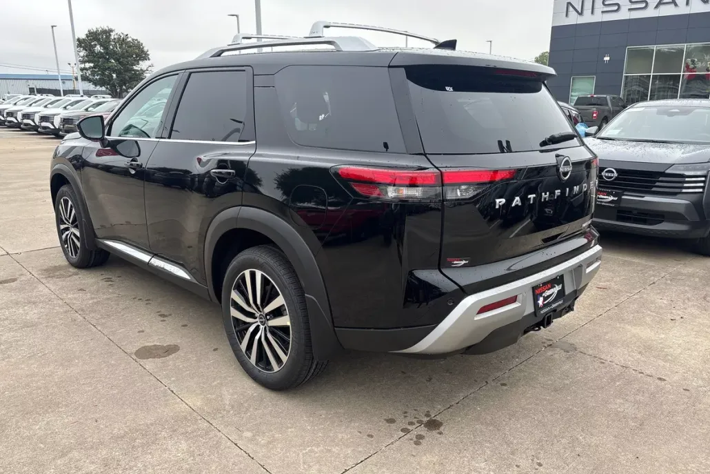 2025 Nissan Pathfinder Platinum photo 1