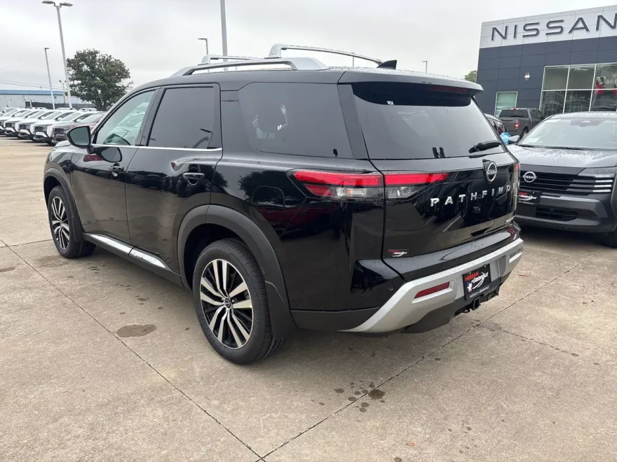 2025 Nissan Pathfinder Platinum photo 1