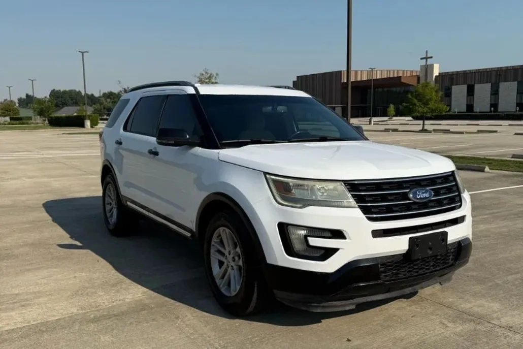 2016 Ford Explorer XLT Sport photo 1