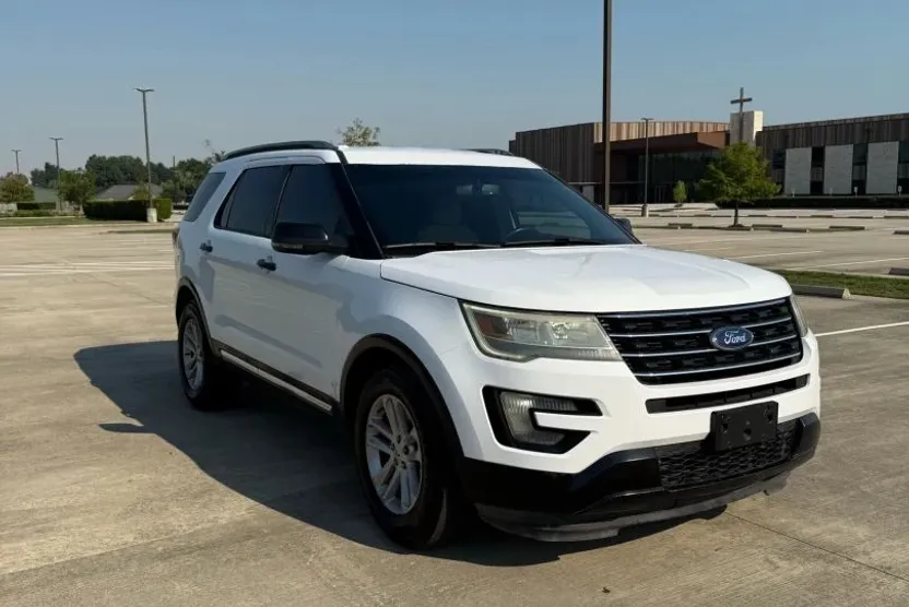 2016 Ford Explorer XLT Sport photo 1