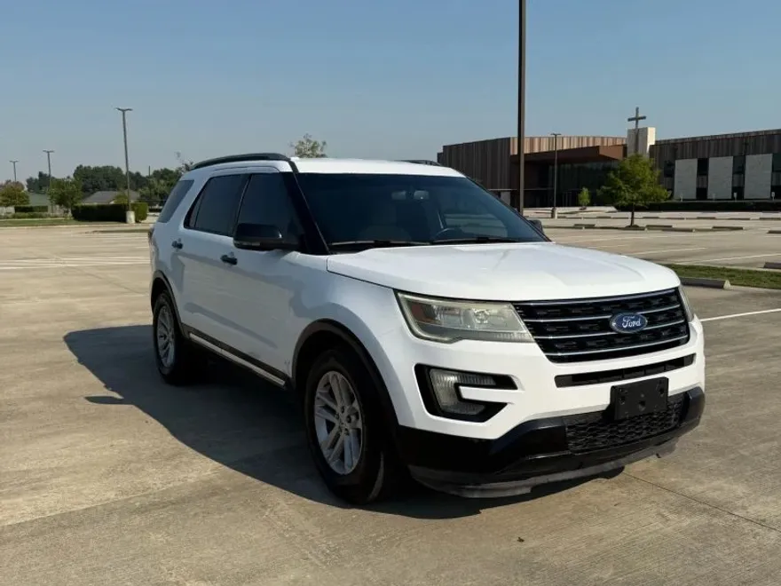 2016 Ford Explorer XLT Sport photo 1