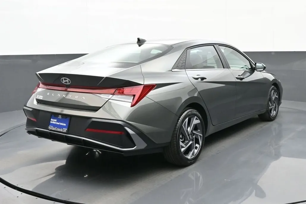 2025 Hyundai Elantra SEL Convenience photo 1
