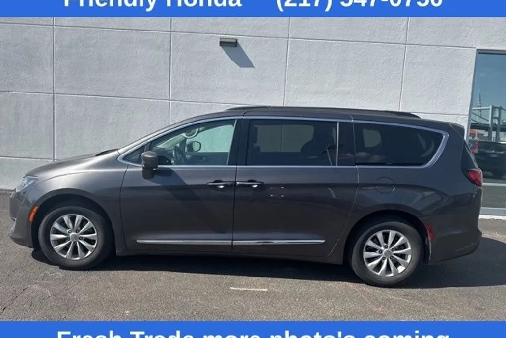 2017 Chrysler Pacifica Touring L photo 1