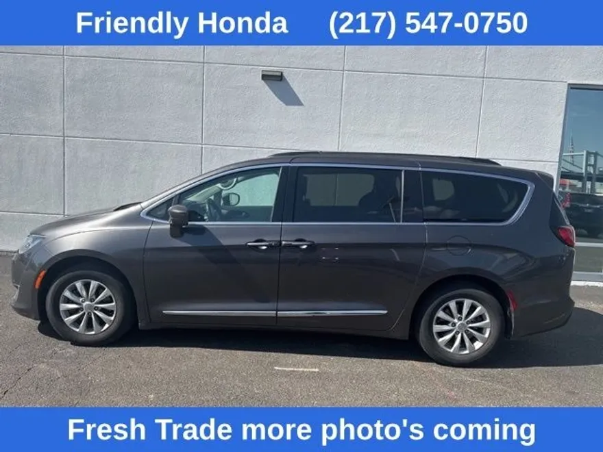 2017 Chrysler Pacifica Touring L photo 1