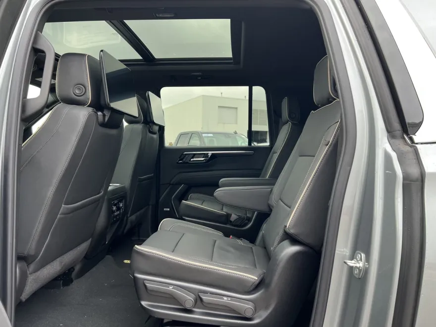 2025 Chevrolet Suburban Premier photo 1