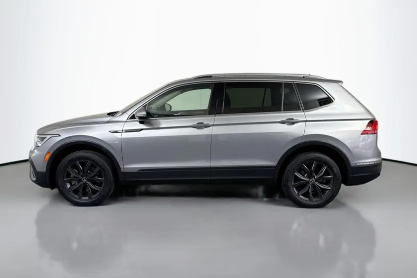 2023 Volkswagen Tiguan SE photo 1