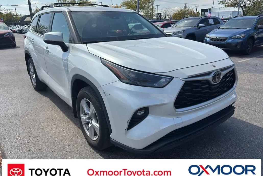 2023 Toyota Highlander LE photo 1