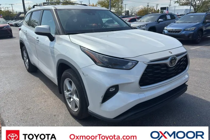 2023 Toyota Highlander LE photo 1