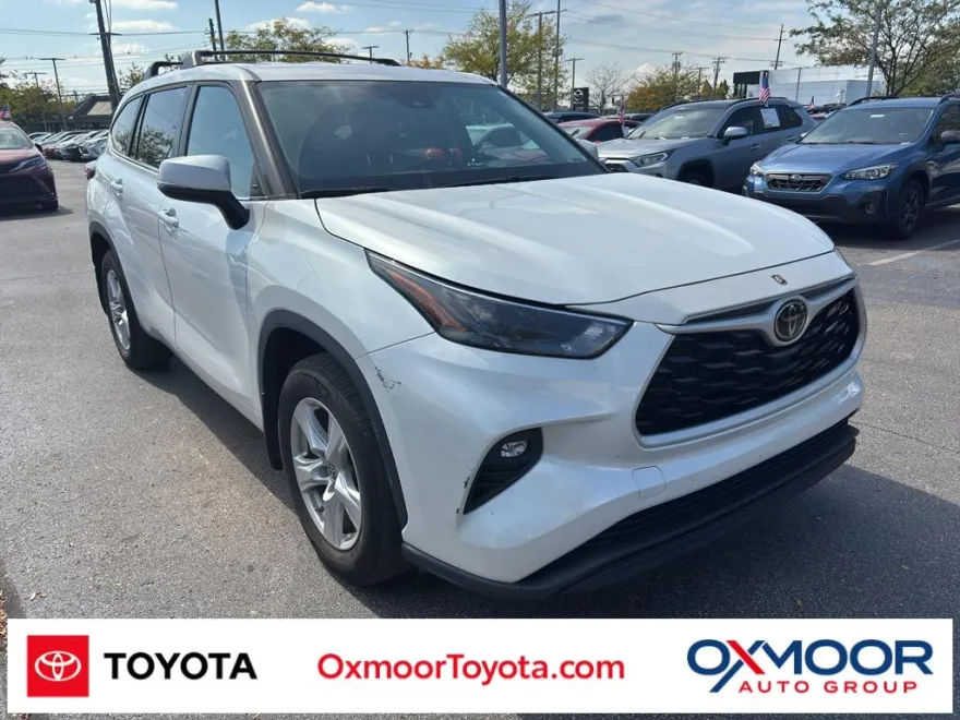 2023 Toyota Highlander LE photo 1
