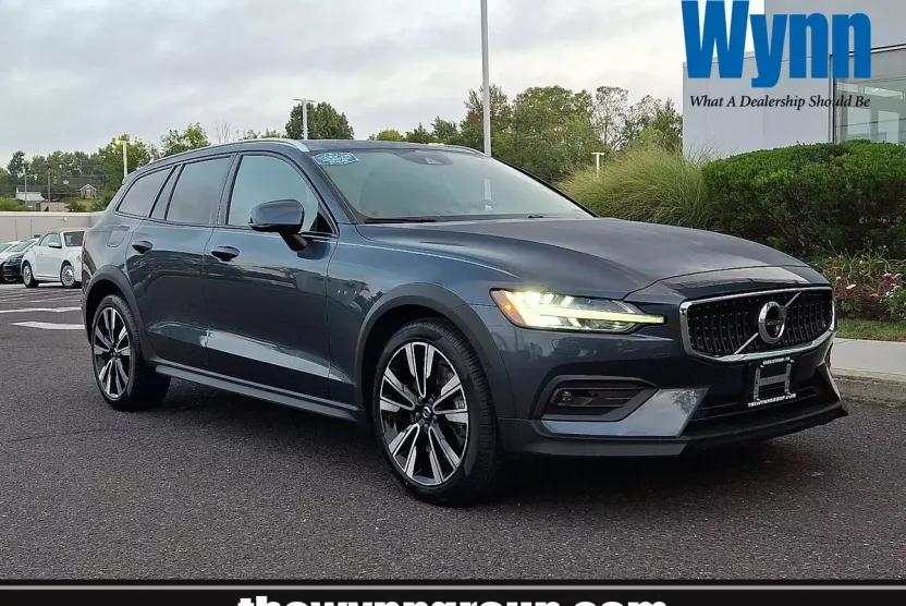 2022 Volvo V60 Cross Country photo 1